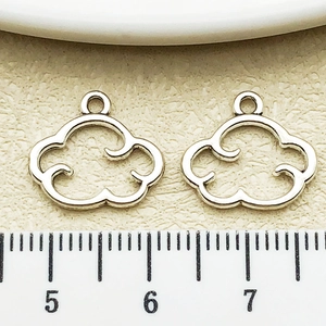 Dettaglio dei ciondoli a forma di nuvola in argento con righello per gioielli fai-da-te