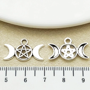 Dettaglio del ciondolo dea della triplice luna in argento antico con pentagramma
