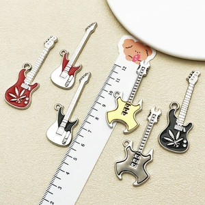 Pendentifs de guitare colorés en alliage émaillé pour la création de bijoux DIY