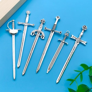 Lot de six pendentifs épée vintage en argent antique pour la création de bijoux DIY