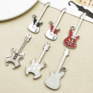 Six breloques de guitare en émail coloré en alliage pour la création de colliers et bijoux