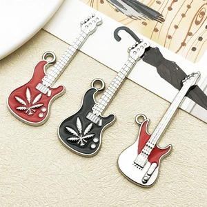 Vue macro de pendentifs guitare électrique colorés en alliage pour création de bijoux