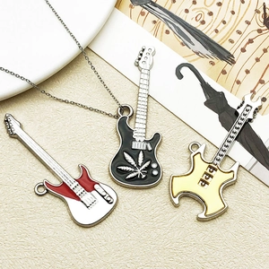 Gros plan détaillé de pendentifs guitare colorés en alliage avec finition émaillée fine