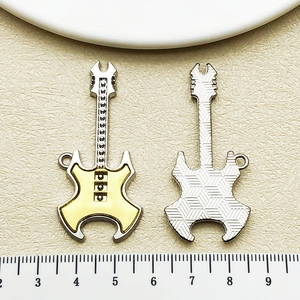 Détail du pendentif guitare en émail jaune avec règle montrant la taille de 4,5cm