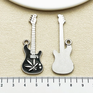 Vue détaillée avant et arrière du pendentif guitare en émail noir avec échelle