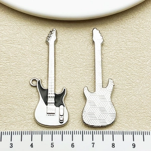 Détail du pendentif guitare électrique avec émail noir et texture grille au verso