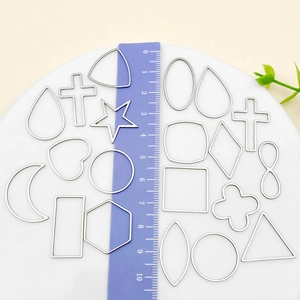 Assortimento di ciondoli geometrici in acciaio inossidabile per gioielli fai-da-te su vassoio