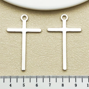 Vue détaillée de pendentifs croix en argent avec mesures pour création de bijoux