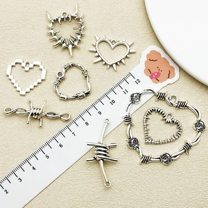 Détails de divers pendentifs cœur et rose en argent antique pour bijoux artisanaux