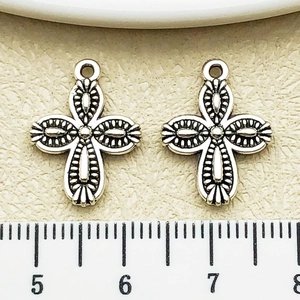 Vue détaillée du pendentif croix en argent vintage avec règle de mesure de la taille