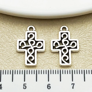 Détails de pendentifs croix vintage en argent avec motifs en spirale et règle de mesure