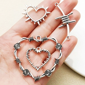 Set de breloques gothiques en alliage argenté avec cœurs épineux et croix rose pour DIY