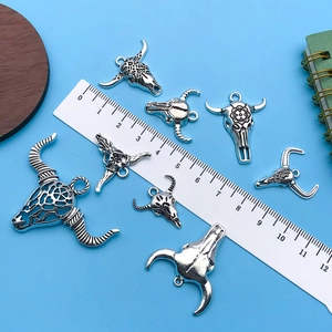 Set van 7 vintage zilveren stier schedel bedeltjes voor DIY sieraden met liniaal