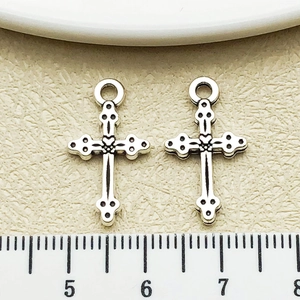 Vue macro de pendentifs en forme de croix en argent vintage pour création de bijoux DIY