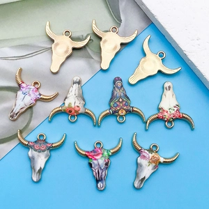 Pendentifs tête de taureau boho avec motifs floraux en émail pour création de bijoux