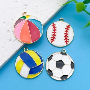 Detalle de los colgantes deportivos de aleación esmaltada con fútbol y béisbol
