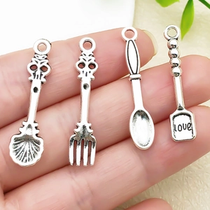 Set mit vier antiken silbernen Mini-Küchenutensilien-Anhängern aus Vintage-Zinklegierung