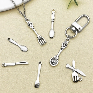 Detaillierte Küchenutensilien-Anhänger in Antik-Silber für DIY-Schmuck und Schlüsselanhänger