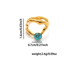 Vista detallada del anillo dorado irregular con piedra turquesa, medidas y peso incluidos