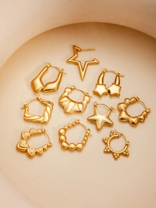Set aus neun goldenen Titanstahl-Ohrringen mit Sternen, Herzen und geometrischen Mustern