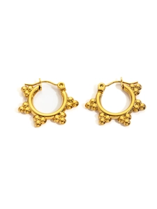 Detailansicht goldener Creolen mit klassischer Granulation und Vintage-Perlenstruktur