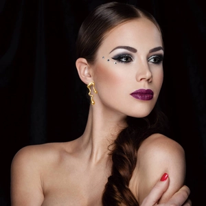 Pendientes de metal líquido dorado de acero de titanio para mujer con estilo de lujo moderno