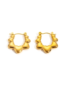 Detailansicht der goldenen Edelstahlohrringe mit durchgehendem Herz-Wellen-Design