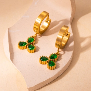 Gold-plated stainless steel hoop earrings with green zircon clover pendants in 18K gold