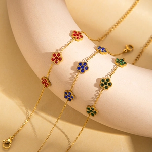 Elegante vergoldete Edelstahlarmbänder mit farbigen Blumenanhängern aus Zirkonia