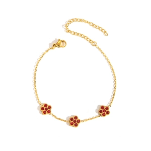 Elegantes Armband aus Gold-Titanstahl mit drei zarten roten Blumenanhängern und Kristallen