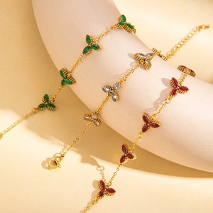 Set di eleganti bracciali floreali dorati con pietre marquise rosse, verdi e bianche e chiusura