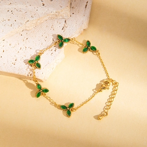 Dettaglio del bracciale dorato con petali di trifoglio in pietra marquise verde e chiusura