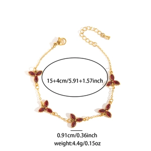 Dettaglio del bracciale a catena dorata con foglie di zircone rosso e chiusura regolabile