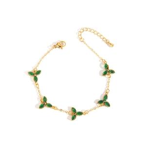 Detail eines vergoldeten Titanarmbands mit grünen Markasit-Steinen und Karabinerverschluss