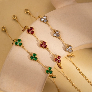 Tre bracciali quadrifoglio in acciaio titanio dorato con cristalli a cuore multicolore