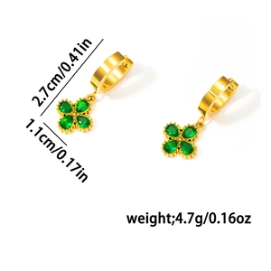 Detail of 18K gold earrings with green zircon clover pendant and dimensions info