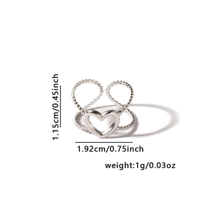 Vue détaillée d'une bague réglable en acier avec anneau perlé, cœur évidé et dimensions