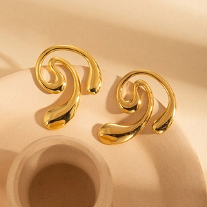 Gepolijste gouden roestvrijstalen oorknopjes met luxe abstract vloeiend druppeldesign