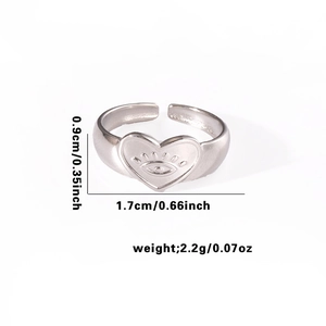Détail de la bague cœur œil protecteur avec dimensions 0,9 cm de haut et 1,7 cm de large