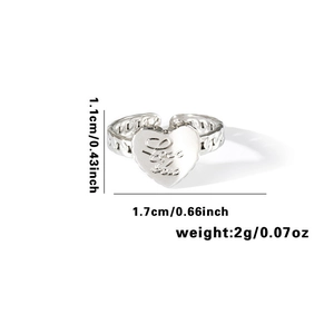 Détail d'une bague cœur ajustable avec gravure Love You et anneau en maille gourmette d'acier