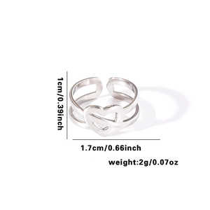 Gros plan d'une bague coeur réglable en argent avec dimensions 1cm de haut et 2g