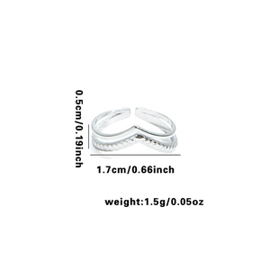 Bague double couche en forme de V argentée montrant les dimensions 0,5 cm et 1,7 cm