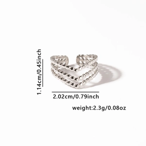 Détail d'une bague réglable en titane argenté avec dimensions et design perlé à trois couches