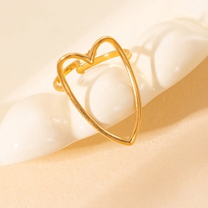 Bague cœur ajustable plaquée or avec un design épuré en forme de grand cœur évidé