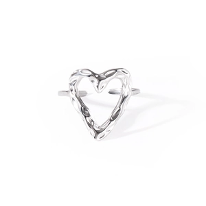 Bague ouverte coeur argentée avec texture martelée unique et anneau réglable