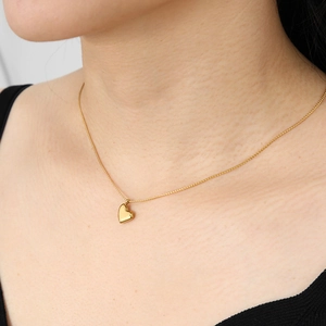 Minimalistische gouden hartjes ketting met fijne schakels voor dames om de hals