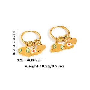 Dettaglio orecchini asimmetrici elefante e cuore, altezza 3,8cm e peso totale 10,9g