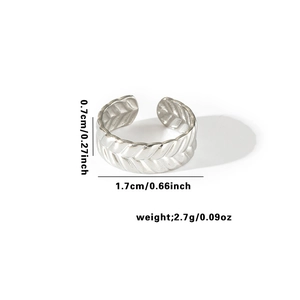 Dettaglio dell'anello regolabile con trama a serpente, larghezza 0,7cm e diametro 1,7cm