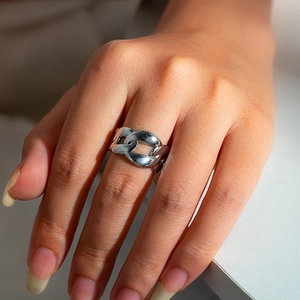 Primer plano de un anillo de cadena cubana plateado pulido con detalles de estilo moderno