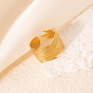 Bague ouverte minimaliste en acier inoxydable plaqué or 18 carats au design plume